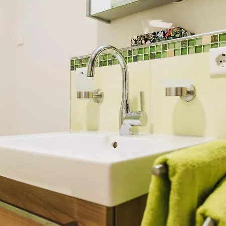 Snug 3 - Traumhafter Seeblick, 2 Zi Apartment, Garten & Terrasse Apartament